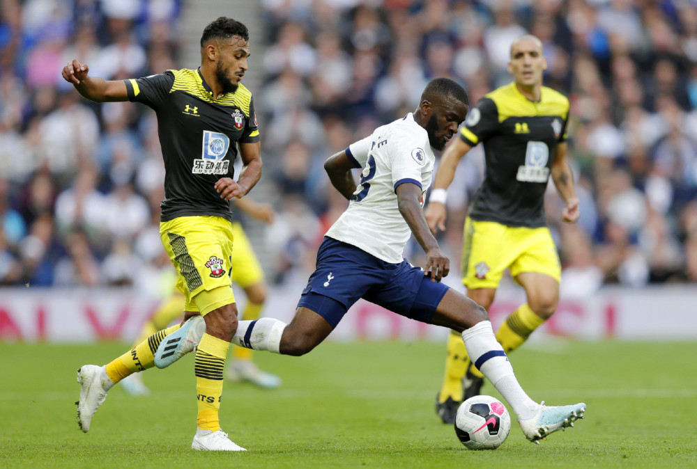 星空体育首页包含托特纳姆训练开放日；关键时刻复出首秀引欢呼；足总杯在即；年轻球员得到机会的词条