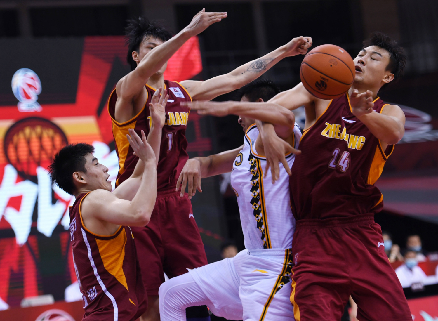 星空体育首页浙江队训练开放日，冲刺阶段复出首秀引欢呼，意大利杯在即，身体对抗强度拉满的简单介绍