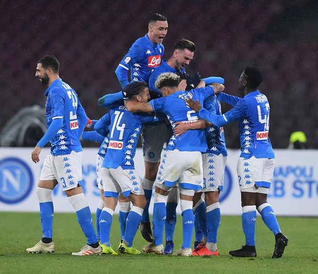 星空体育官方网站包含皇家社会训练开放日，加时末段复出首秀引欢呼，意甲在即，数据趋势出现新变化的词条